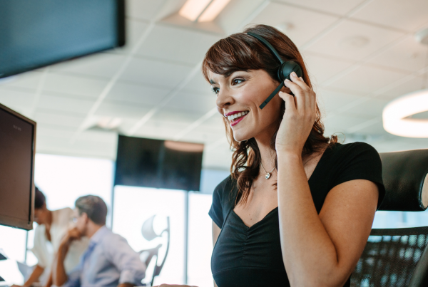 Profesional de Service Desk gestionando soporte técnico y operación digital en empresa