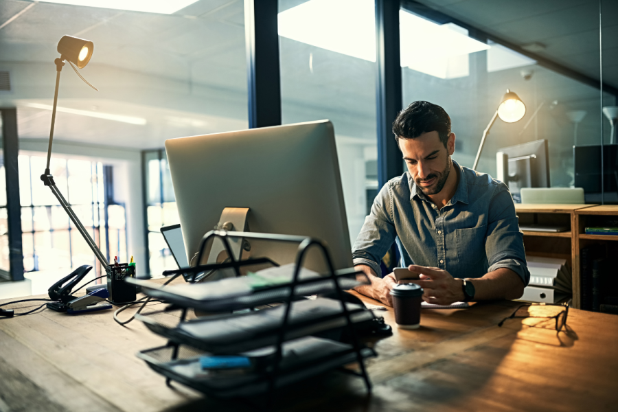 Uso de inteligencia artificial en entorno empresarial y gestión de Shadow IA en empresasplano dentro de una oficina moderna, representando uso no controlado de IA en empresas