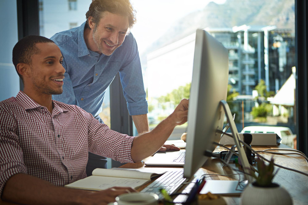 equipo de profesionales trabajando en soporte técnico y servicios IT en oficina moderna