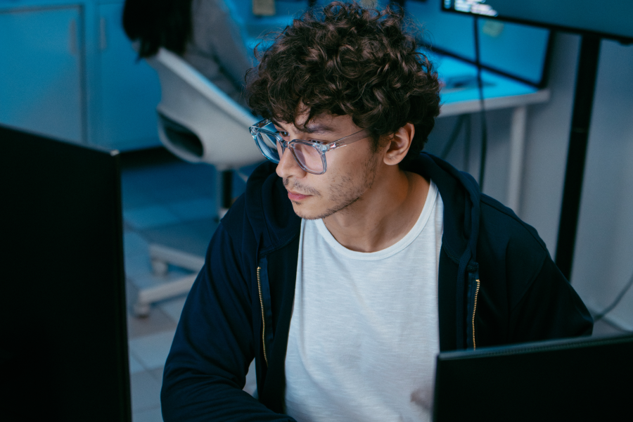 Profesional de service desk trabajando en ciberseguridad como primera línea de defensa o firewall humano en una empresa.