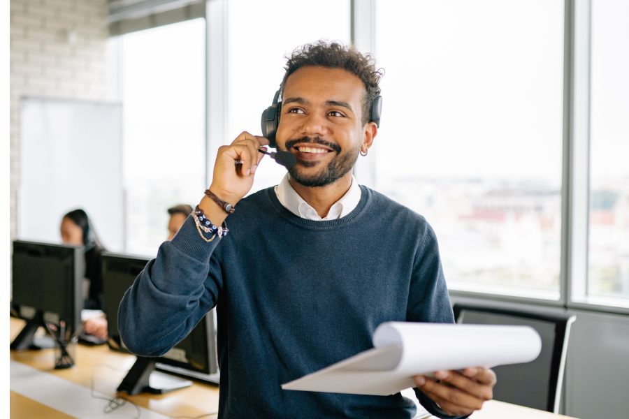 agente de atención al cliente con auriculares ofreciendo soporte técnico en empresa de servicios