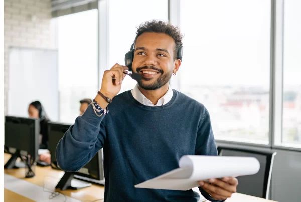 agente de atención al cliente con auriculares ofreciendo soporte técnico en empresa de servicios