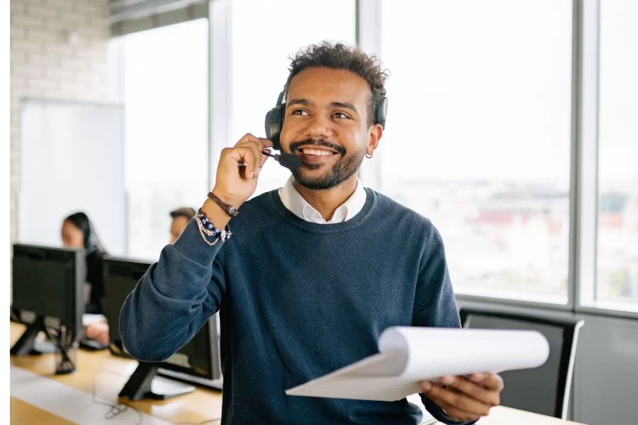 agente de atención al cliente con auriculares ofreciendo soporte técnico en empresa de servicios